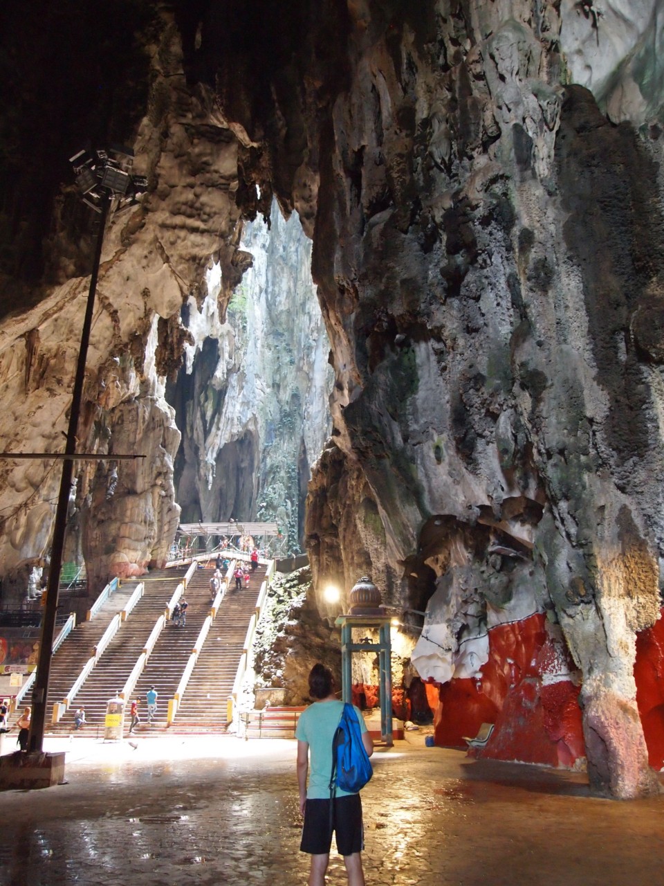 In diesem Höhlenkomplex befindet sich ein sehr bekannter Hindutempel.