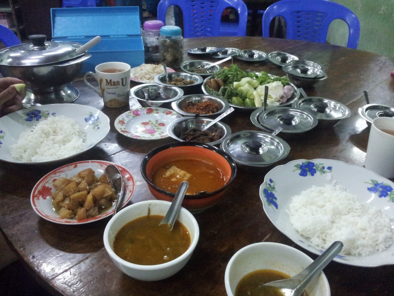 Burmanisches Gericht. Man bekommt immer eine Suppe und viele kleine Beilagen dazu. Die Gerichte werden in der Früh gekocht und bis abends in Töpfen aufbewahrt. 