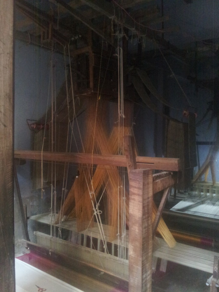Eines von vielen Webstühlen, die vor allem für Seide verwendet werden. Varanasi ist besonders für Seide bekannt. Natürlich ist man sehr bemüht, die Ware an den Mann zu bringen ;).