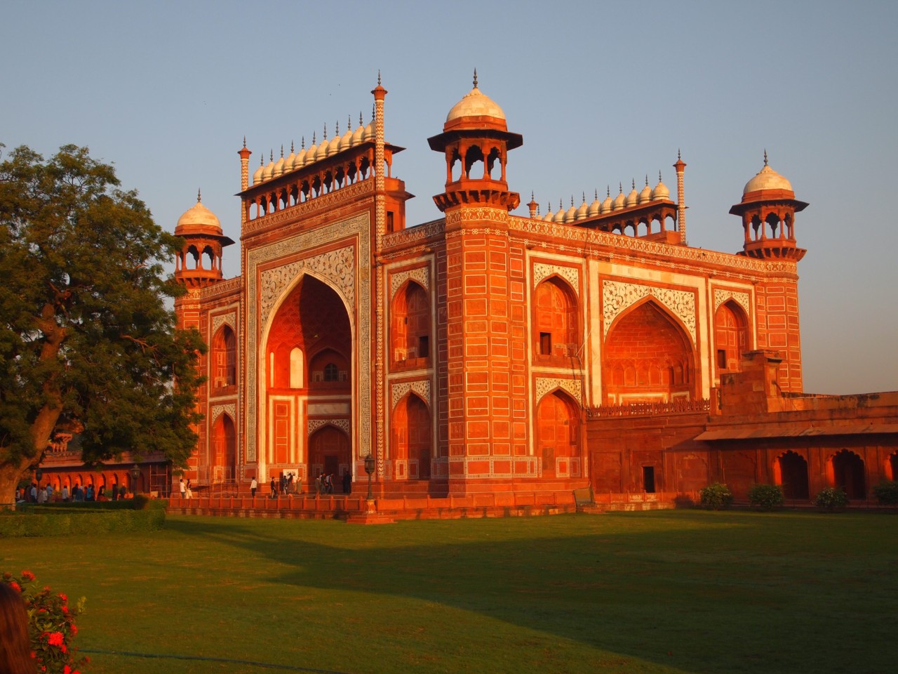 Das Taj Mahal ist von Moscheen, und zwei großen Vorgärten sowie von mehreren Toren umgeben.