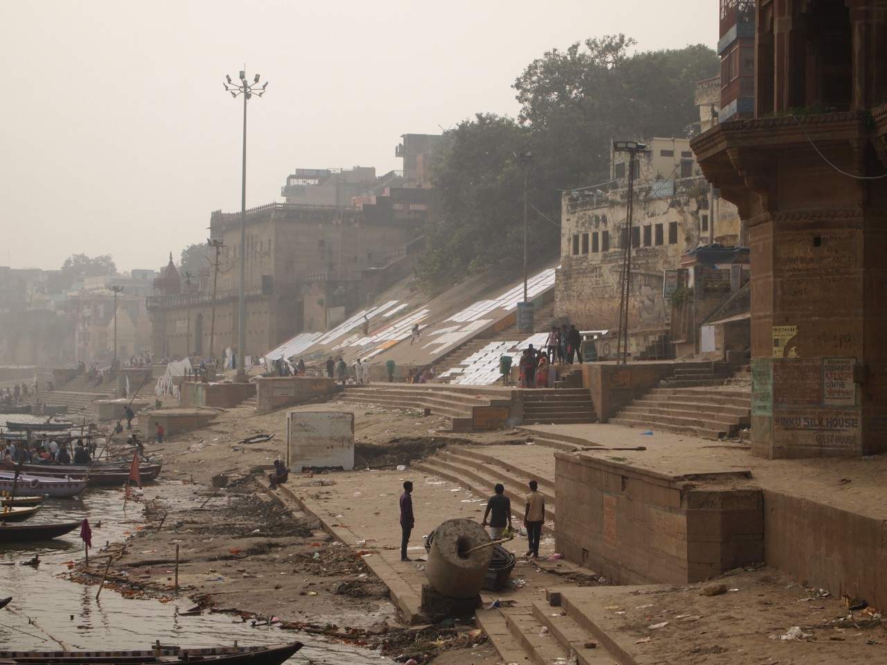 Am Ganges spielt sich sehr viel ab. Die Ghats rauf und runter zu gehen hat bei uns fast 10 Stunden gedauert, da so viel passiert ist und man mit sehr vielen Leuten ins Gespräch kommt.