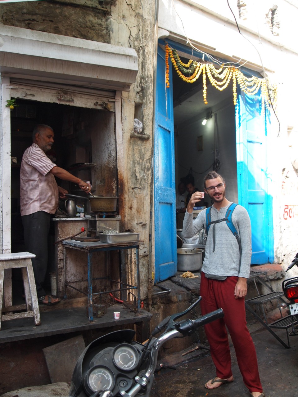 Überall gibt es in Indien kleine Stände, wo Chai-Tee für umgerechnet ca 8 Cent verkauft wird.