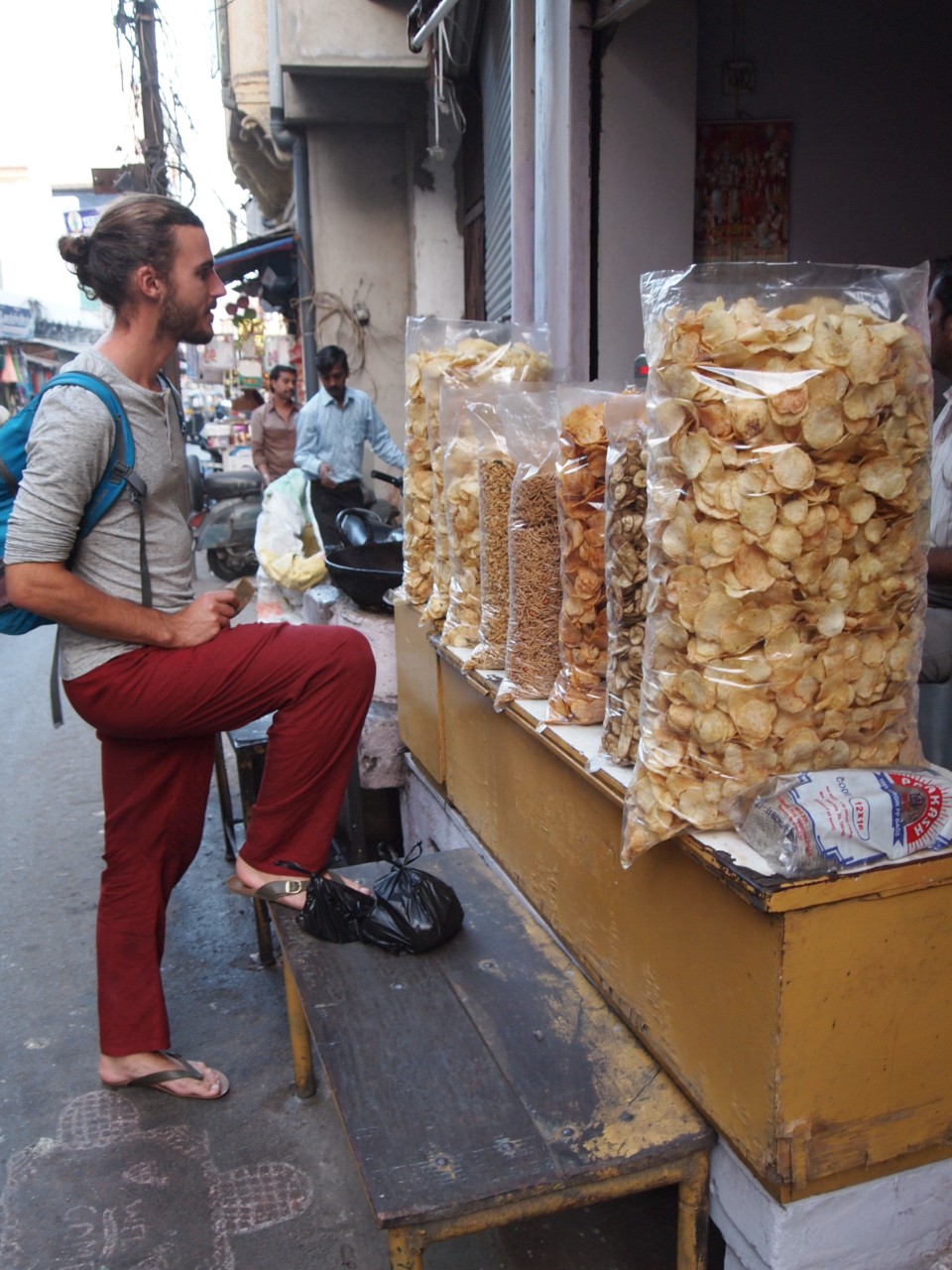 Chips, Bananen und anderes Zeug werden in rießigen Woks neben der Straße frittiert.
