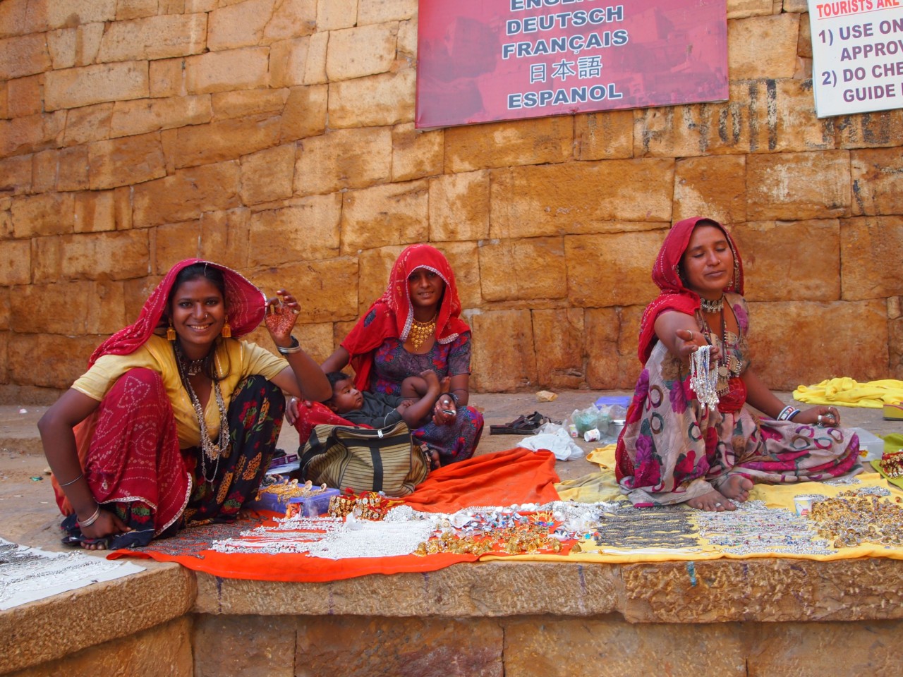 Frauen verkaufen ihr Zeugs am Eingang zur Festung